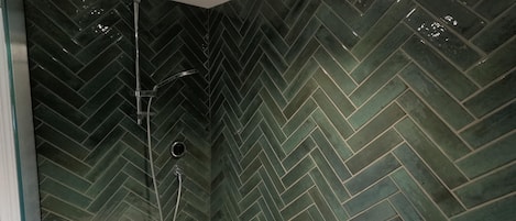 Apartment | Bathroom | Separate bathtub and shower, deep-soaking bathtub, hair dryer, towels