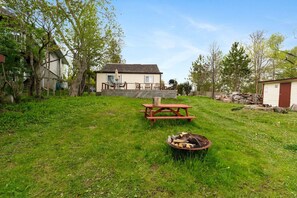Outdoor dining - Relaxing Lakefront Cabin (Bailieboro)