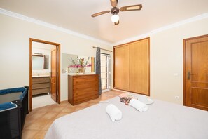 3 chambres, fer et planche à repasser, Wi-Fi, draps fournis