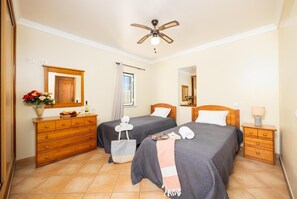 3 chambres, fer et planche à repasser, Wi-Fi, draps fournis
