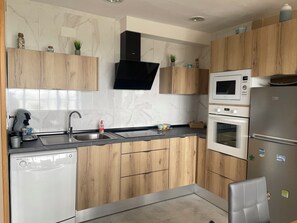 Kjøleskap, mikrobølgeovn, ovn og kokeplater