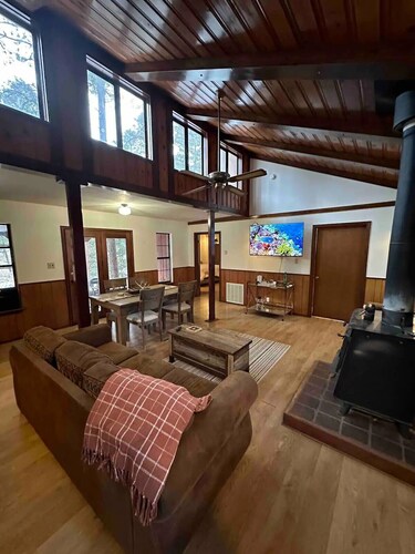 NEW HOT TUB Pet-Friendly Getaway with Room to Roam and CLOSE to Ski Apache