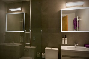 Douche, sĂšche-cheveux, serviettes fournies, savon