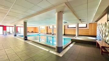Een binnenzwembad, een verwarmd zwembad