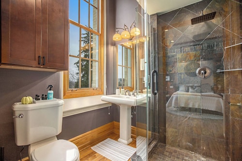 NEW - The Vino Vista Retreat - A Historical stay in Traverse City, MI