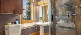 NEW - The Vino Vista Retreat - A Historical stay in Traverse City, MI