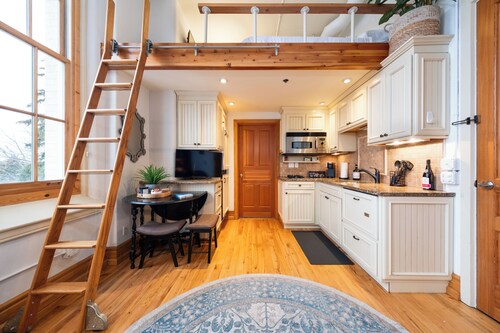 NEW - The Vino Vista Retreat - A Historical stay in Traverse City, MI