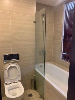 Ensemble baignoire-douche, articles de toilette (gratuits), peignoirs