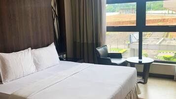 1 habitación, caja de seguridad en la habitación y escritorio