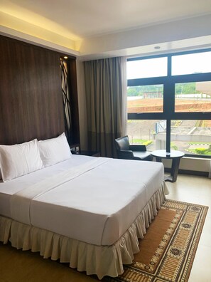 Suite Deluxe, vue sur le lac | 1 chambre, coffre-fort, bureau, rideaux d’obscurcissement