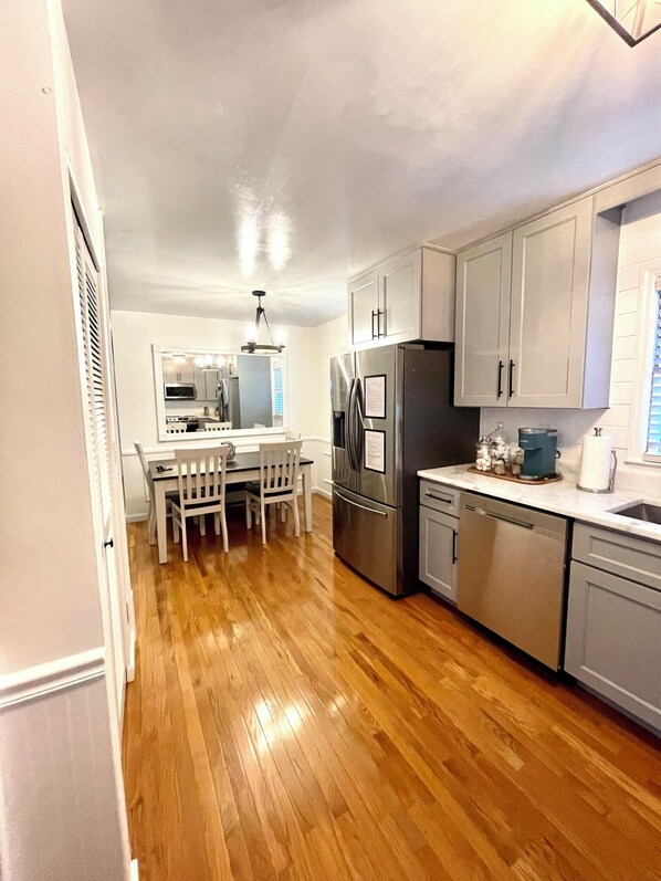 Fridge, microwave, oven, stovetop - Coastal meets country in this 3-bedroom house Lexington with AC, WiFi (Lexington)