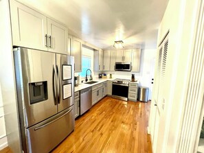 Fridge, microwave, oven, stovetop - Coastal meets country in this 3-bedroom house Lexington with AC, WiFi (Lexington)
