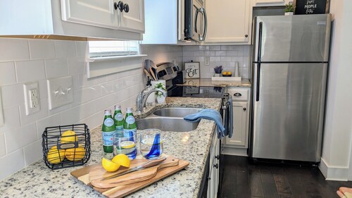 Tiny Cottage w/private workspace in the heart of Davidson!