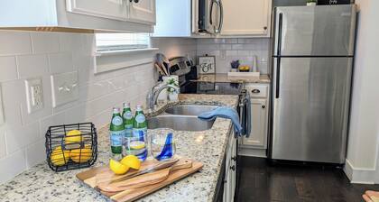 Tiny Cottage w/private workspace in the heart of Davidson!