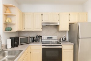 Kühlschrank, Mikrowelle, Ofen, Geschirrspüler