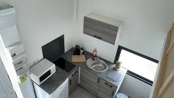 Fridge, microwave, stovetop, coffee/tea maker