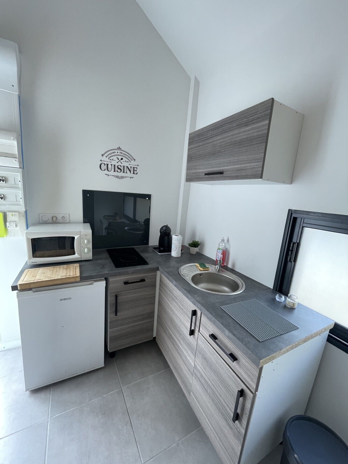 Fridge, microwave, stovetop, coffee/tea maker