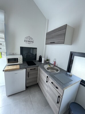 Een koelkast, een microgolfoven, een kookplaat