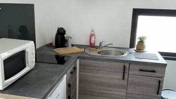 Een koelkast, een microgolfoven, een koffiezetapparaat/waterkoker