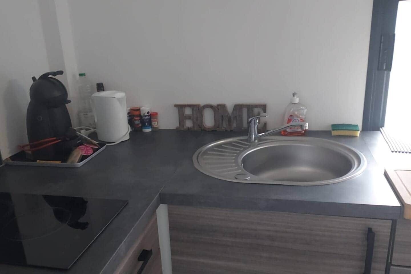 Een koelkast, een microgolfoven, een koffiezetapparaat/waterkoker