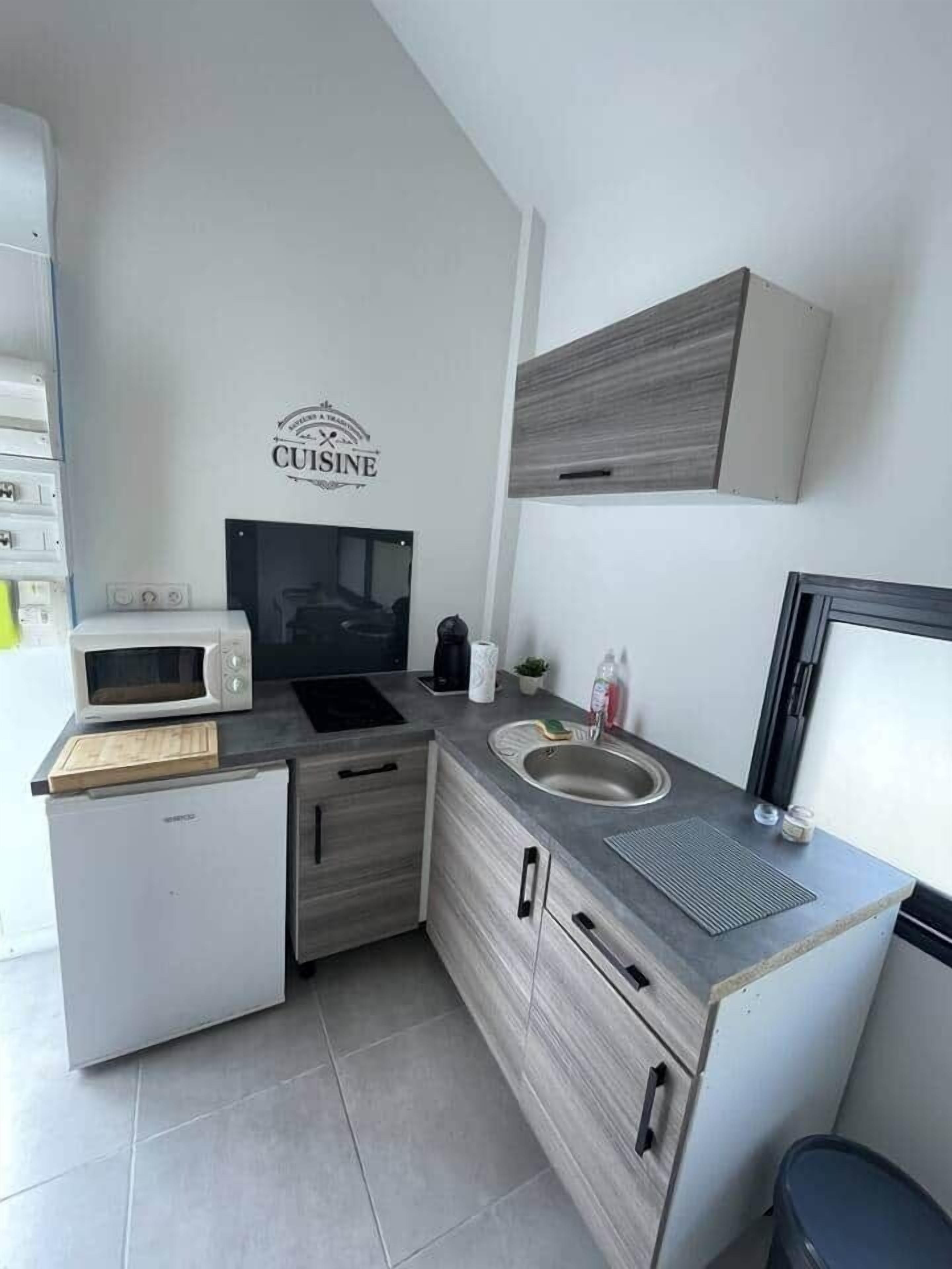 Réfrigérateur, micro-ondes, plaque de cuisson, cafetière/bouilloire