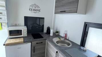 Réfrigérateur, micro-ondes, plaque de cuisson, cafetiÚre/bouilloire