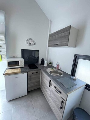 Réfrigérateur, micro-ondes, plaque de cuisson, cafetière/bouilloire