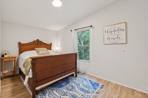 3 slaapkamers, een strijkplank/strijkijzer, reisbedje, gratis wifi