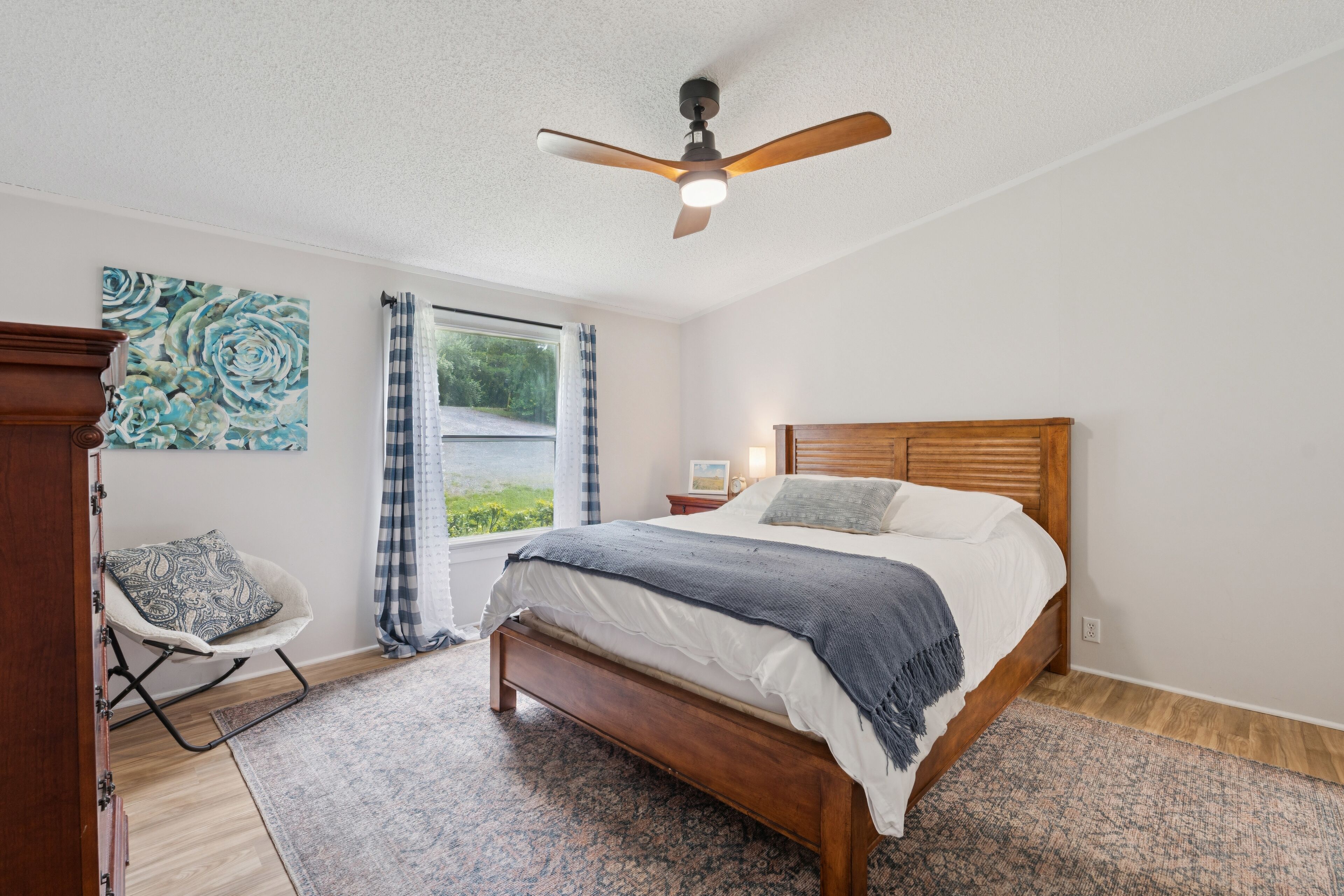 3 habitaciones, tabla de planchar con plancha y cuna de viaje 