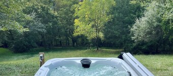 Charming 3-bedroom cabin with Moutain Views, Hottub, WiFi in Shenandoah.