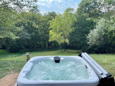 Charming 3-bedroom cabin with Moutain Views, Hottub, WiFi in Shenandoah.