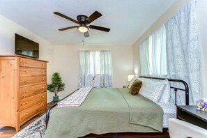 2 bedrooms, desk, iron/ironing board, WiFi