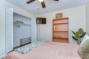 2 bedrooms, desk, iron/ironing board, WiFi