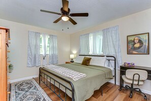 2 Schlafzimmer, Schreibtisch, Bügeleisen/Bügelbrett, WLAN