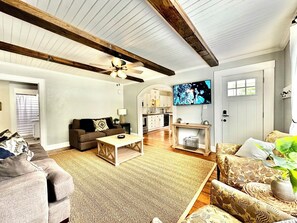 Smart TV - Charming 3-bedroom house w/ a hot tub, king beds, fenced in yard in lovely Boone (Boone)