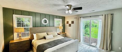 3 bedrooms, desk, iron/ironing board, travel crib