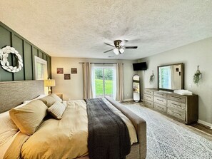 3 bedrooms, desk, iron/ironing board, travel cot