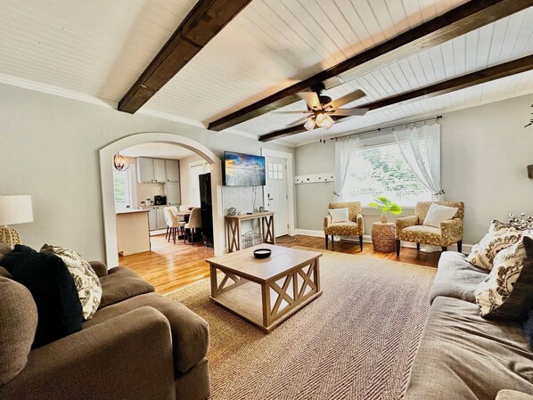 Smart TV - Charming 3-bedroom house w/ a hot tub, king beds, fenced in yard in lovely Boone (Boone)