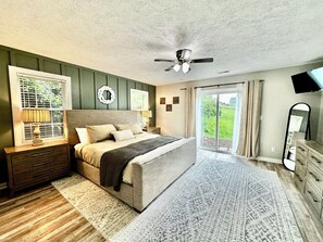 3 bedrooms, desk, iron/ironing board, travel cot - Charming 3-bedroom house w/ a hot tub, king beds, fenced in yard in lovely Boone (Boone)