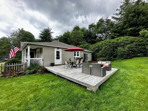 Outdoor dining - Charming 3-bedroom house w/ a hot tub, king beds, fenced in yard in lovely Boone (Boone)