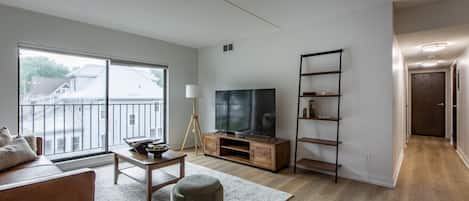 Televisión, chimenea y oficina