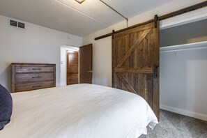 2 bedrooms, desk, iron/ironing board, free WiFi