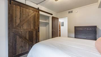 2 bedrooms, desk, iron/ironing board, free WiFi