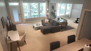 Smart TV - Charming 3-bedroom home with AC, WiFi in fantastic Calgary (Calgary)