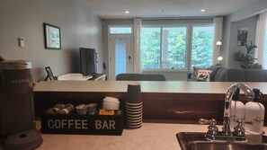 Interior - Charming 3-bedroom home with AC, WiFi in fantastic Calgary (Calgary)