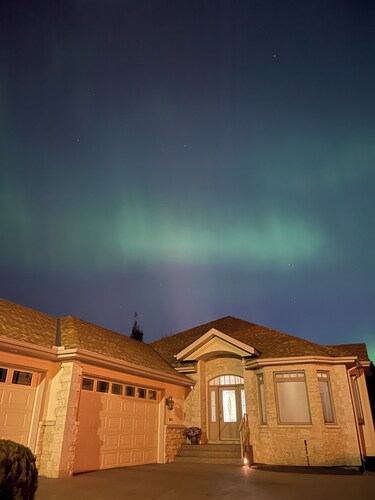 Charming 3-bedroom home with AC, WiFi in fantastic Calgary