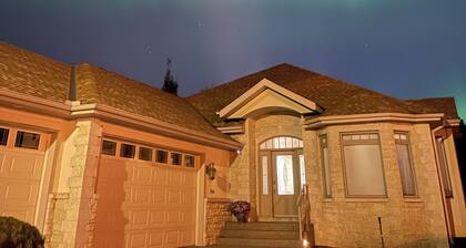 Charming 3-bedroom home with AC, WiFi in fantastic Calgary