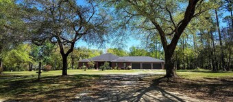 Maxinea's  Hideway is a 6 Bedroom ground level home on 3 Acres in Elberta, AL 