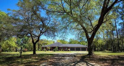 Maxinea's Hideway is a 6 Bedroom ground level home on 3 Acres in Elberta, AL