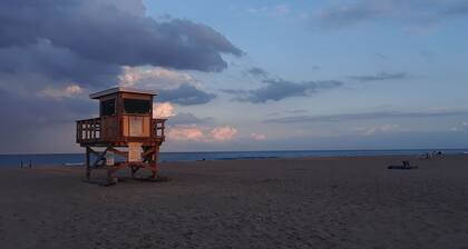 Cozy 1-bedroom, 1 shared bathroom, 2 miles from the beach, WPB port, or Trirail